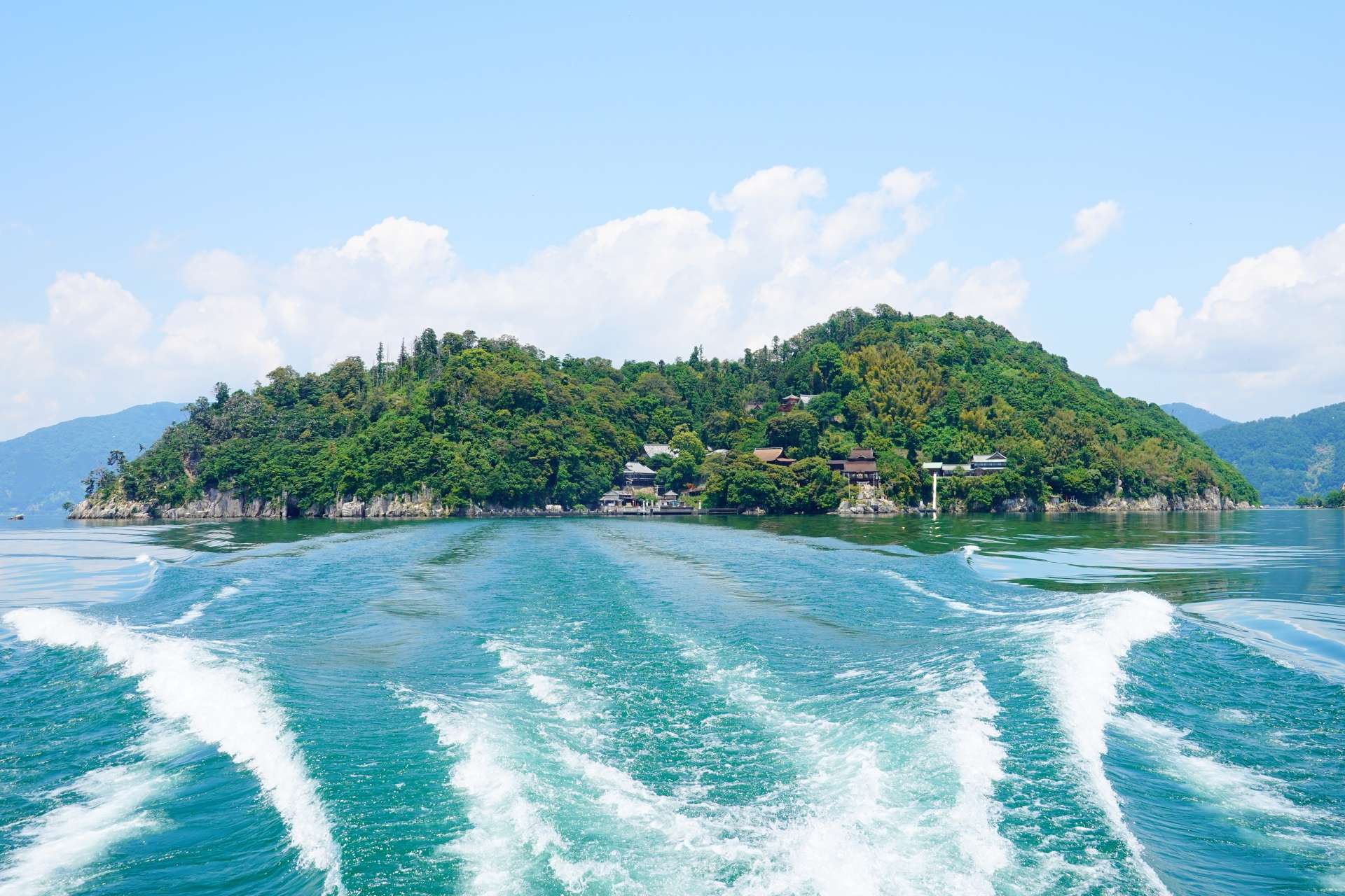 ＜コース番号：T2939＞【大阪発着】びわ湖に浮かぶ・神秘の島”竹生島”上陸ランチクルーズ