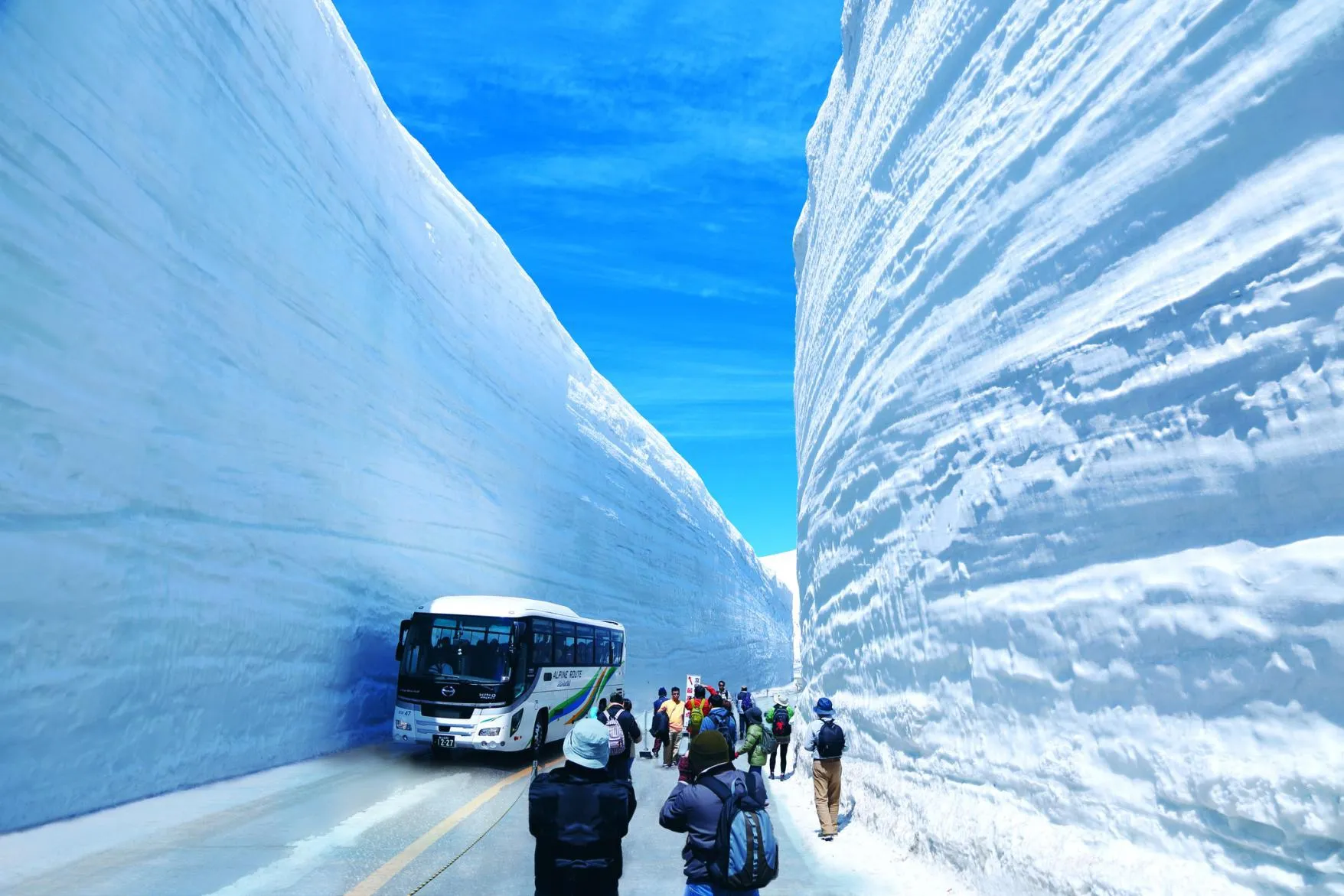 ＜コース番号：T3068＞【大阪・奈良発着】圧巻！雪壁の絶景！大迫力の「雪の大谷」ウォークと白川郷・飛騨高山２日間
